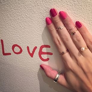 "Stand Out at the Inviting Party: Make a Statement with Midi Rings!"にて紹介している画像