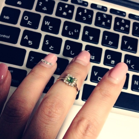 "Stand Out at the Inviting Party: Make a Statement with Midi Rings!"にて紹介している画像