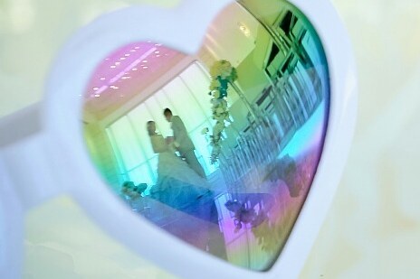 If You're Preparing Sunglasses as a Photo Prop, Don't Miss Out on the "Reflection Shots" in Pre-Wedding Photos!にて紹介している画像
