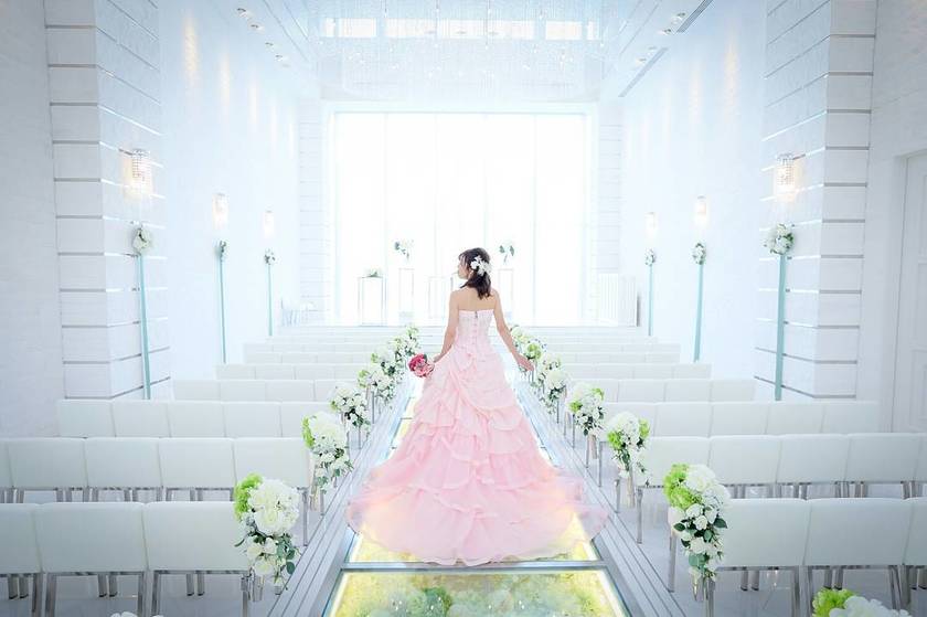 ウェディングドレスを最大限活かす！真似したい先輩花嫁さんの美しすぎる〔ソロショット〕7選＊にて紹介している画像