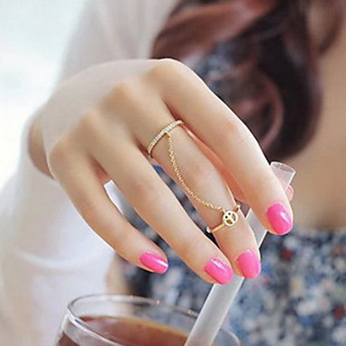"Stand Out at the Inviting Party: Make a Statement with Midi Rings!"にて紹介している画像