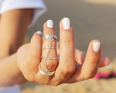 "Stand Out at the Inviting Party: Make a Statement with Midi Rings!"にて紹介している画像