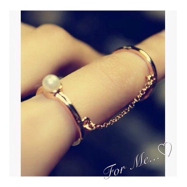 "Stand Out at the Inviting Party: Make a Statement with Midi Rings!"にて紹介している画像