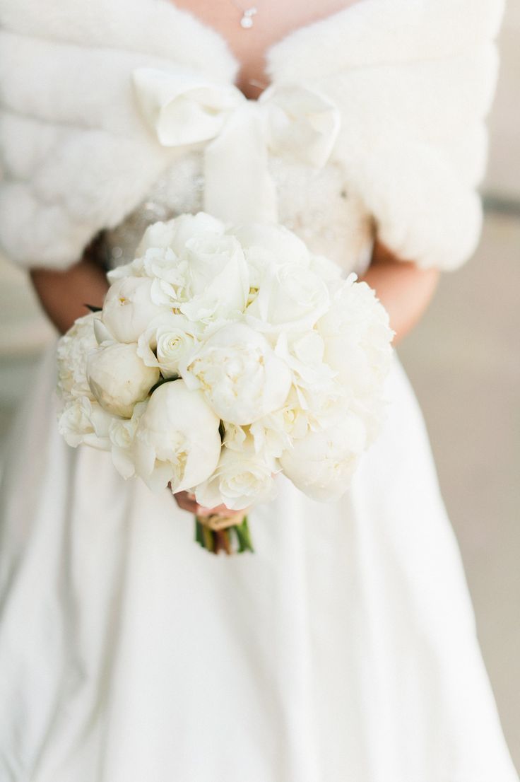 Cozy and Cute: Gathering Adorable Images of Fluffy Capes for Winter Wonderlandにて紹介している画像