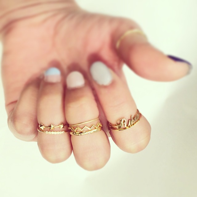 "Stand Out at the Inviting Party: Make a Statement with Midi Rings!"にて紹介している画像