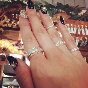 "Stand Out at the Inviting Party: Make a Statement with Midi Rings!"にて紹介している画像