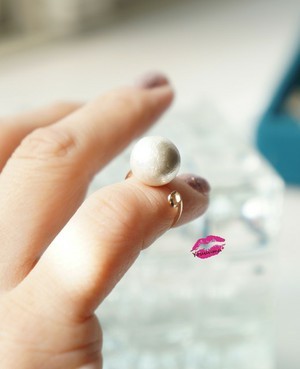 "Stand Out at the Inviting Party: Make a Statement with Midi Rings!"にて紹介している画像