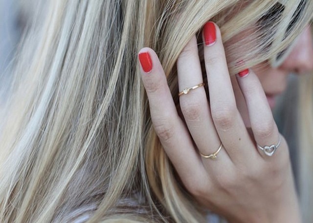 "Stand Out at the Inviting Party: Make a Statement with Midi Rings!"にて紹介している画像