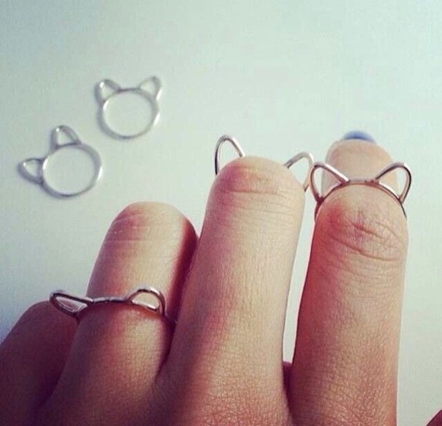 "Stand Out at the Inviting Party: Make a Statement with Midi Rings!"にて紹介している画像
