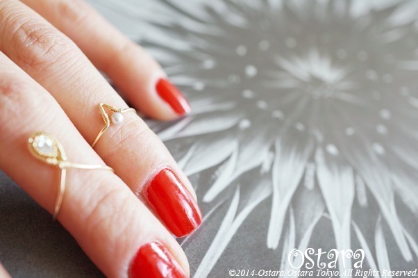 "Stand Out at the Inviting Party: Make a Statement with Midi Rings!"にて紹介している画像