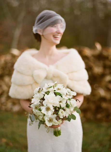 Cozy and Cute: Gathering Adorable Images of Fluffy Capes for Winter Wonderlandにて紹介している画像