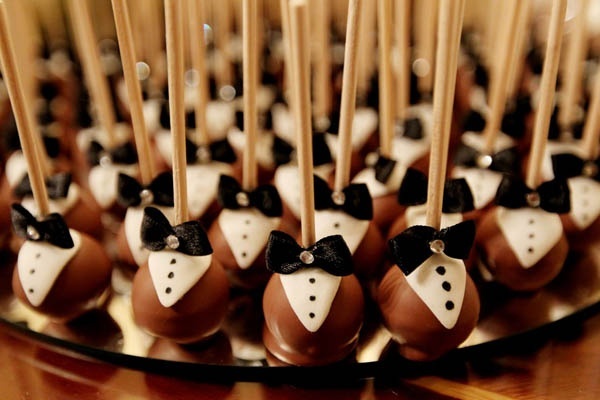Cute to Look at, Delightful to Eat: Perfect Cake Pop Designs for Weddings ♡にて紹介している画像