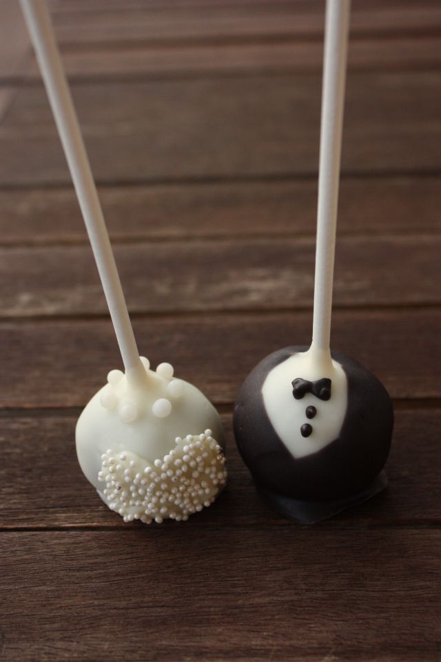 Cute to Look at, Delightful to Eat: Perfect Cake Pop Designs for Weddings ♡にて紹介している画像
