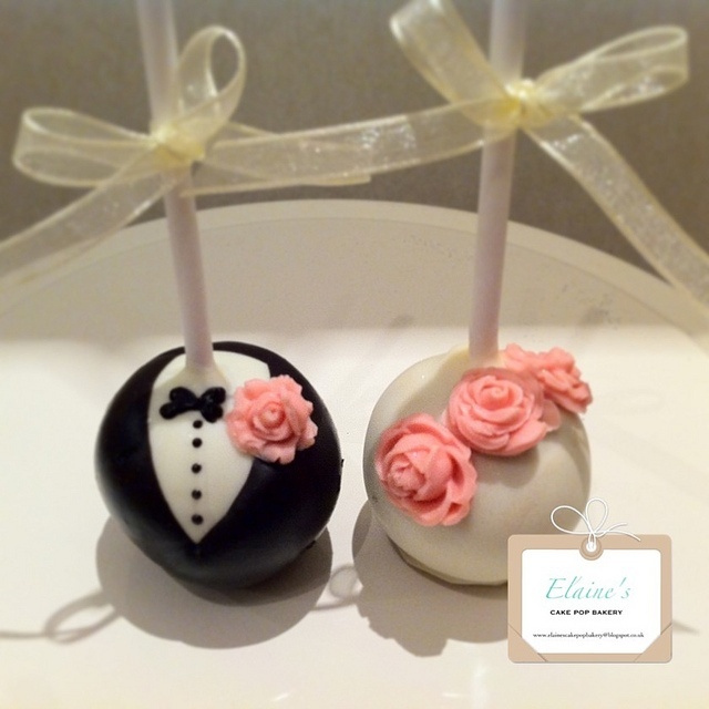 Cute to Look at, Delightful to Eat: Perfect Cake Pop Designs for Weddings ♡にて紹介している画像