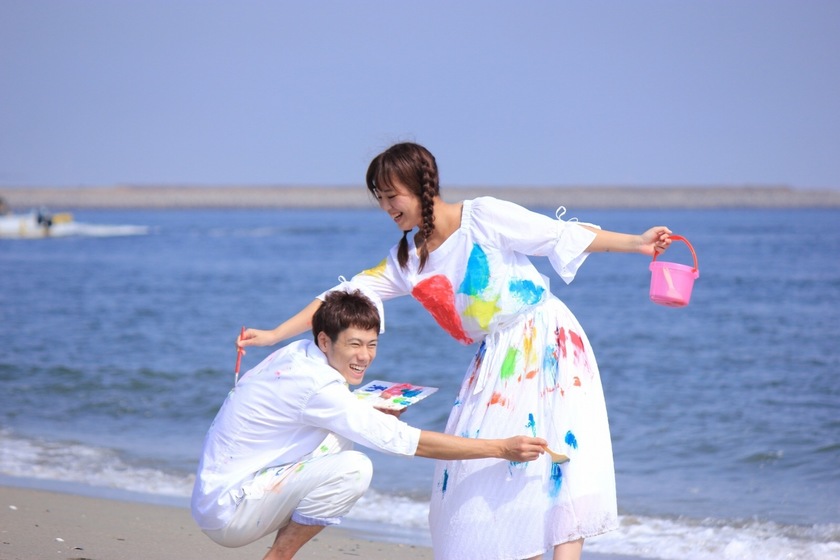 絵の具で遊びながら撮影♩カラフル可愛いウェディングフォトが撮れる〔ペイント前撮り〕が素敵！にて紹介している画像