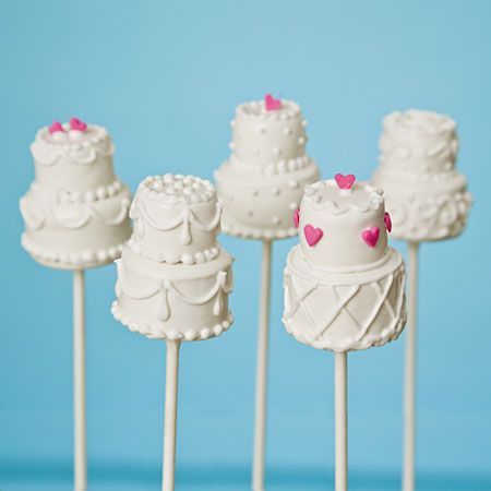 Cute to Look at, Delightful to Eat: Perfect Cake Pop Designs for Weddings ♡にて紹介している画像