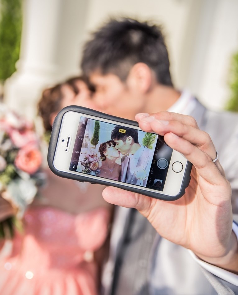 Creative Photo-in-Photo Shooting Techniques to Try for Your Pre-Wedding Shoot♡にて紹介している画像