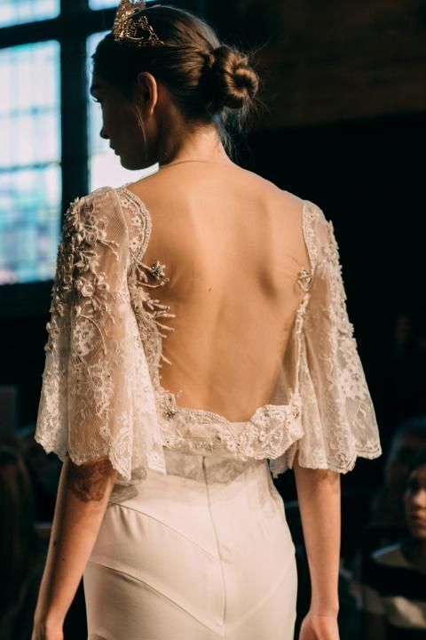 Show Off Your Bold Back: Get Sexy and Embrace Confidence to Become the Back Style Beauty You've Always Desired!にて紹介している画像