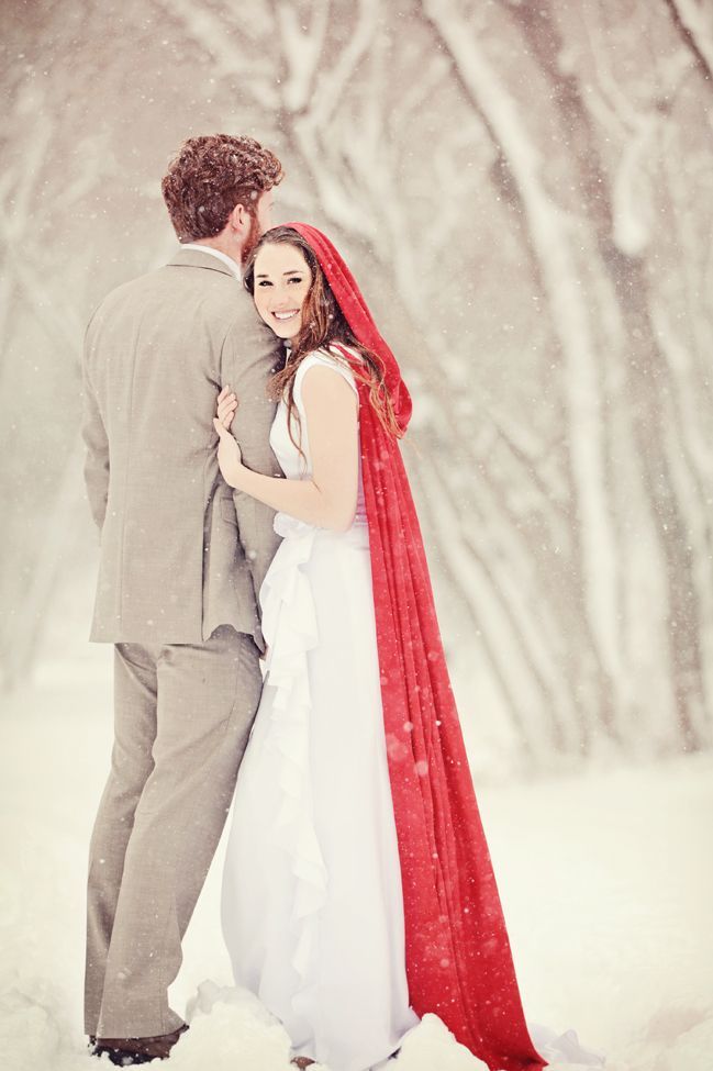 Cozy and Cute: Gathering Adorable Images of Fluffy Capes for Winter Wonderlandにて紹介している画像