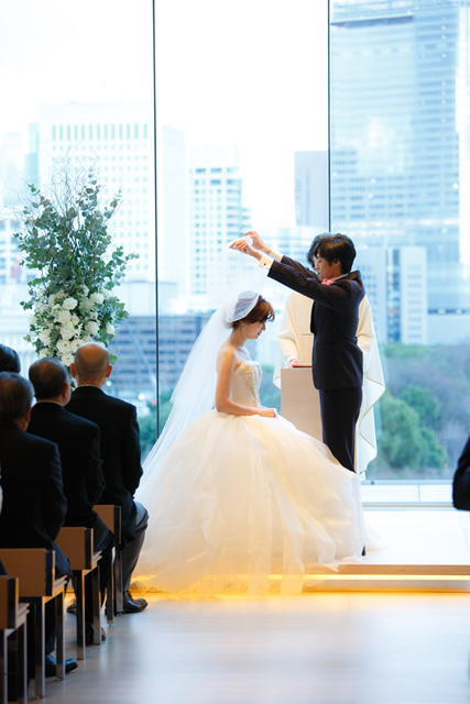 ふたりの壁が取り払われる瞬間♡ベールアップは、背中側から撮って貰うのも素敵！にて紹介している画像