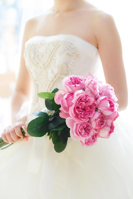 ドレスのデザインとの相性別♡ウェディングブーケの種類とデザインまとめにて紹介している画像