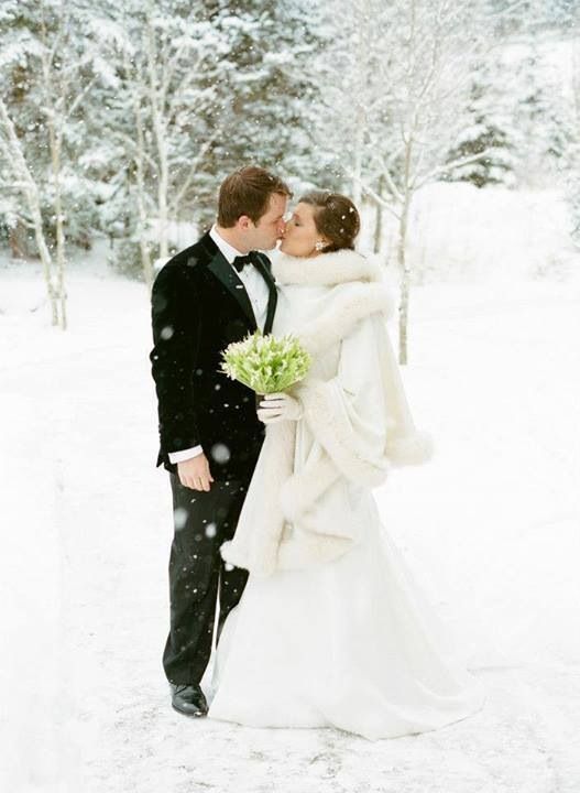 Cozy and Cute: Gathering Adorable Images of Fluffy Capes for Winter Wonderlandにて紹介している画像