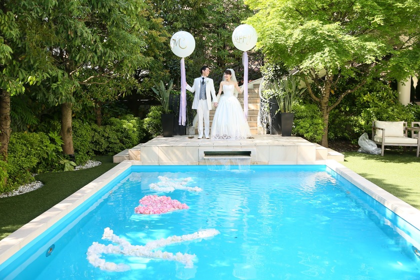 Brides-to-Be with a Big Pool at Their Wedding Venue: 3 Adorable and Refreshing Pool Decor Ideas♡にて紹介している画像
