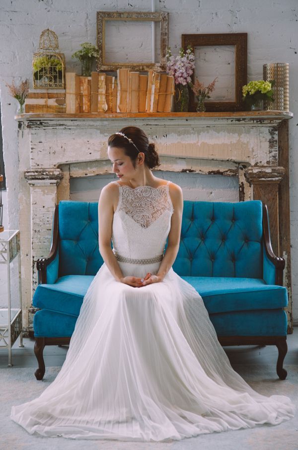 リラックスした花嫁にきゅん♡ゆったりくつろいで撮るカウチウェディングが素敵！にて紹介している画像