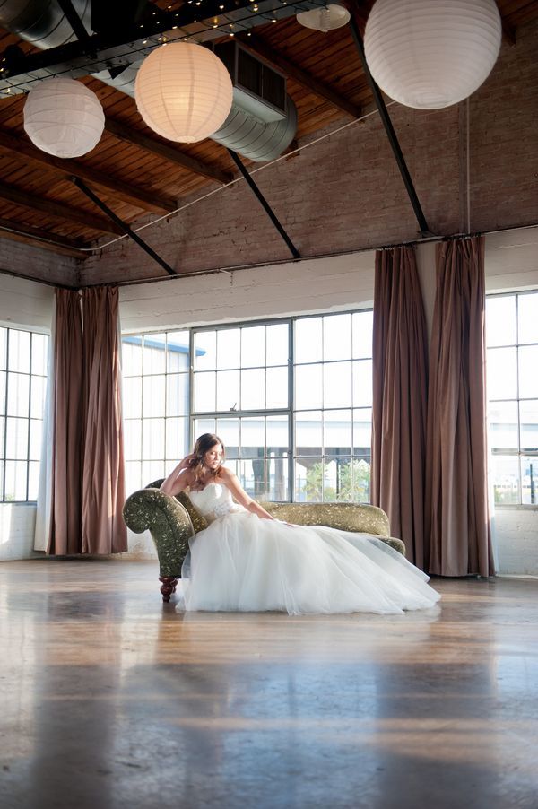 リラックスした花嫁にきゅん♡ゆったりくつろいで撮るカウチウェディングが素敵！にて紹介している画像