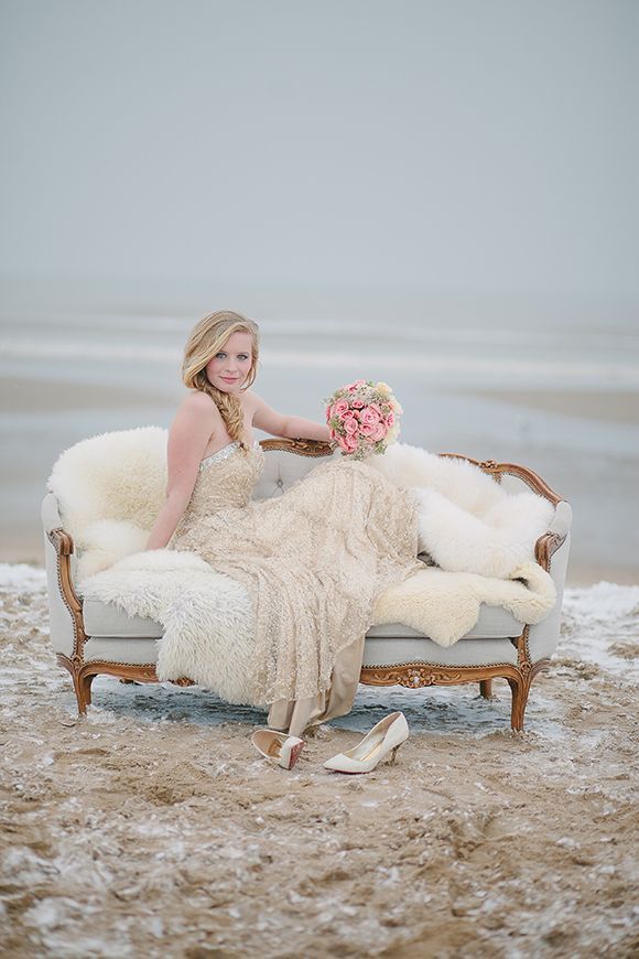 リラックスした花嫁にきゅん♡ゆったりくつろいで撮るカウチウェディングが素敵！にて紹介している画像