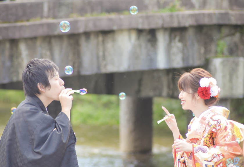 "Stunning Wedding Photos Capturing Natural Moments with Fluffy, Sparkling 'Soap Bubbles'!"にて紹介している画像
