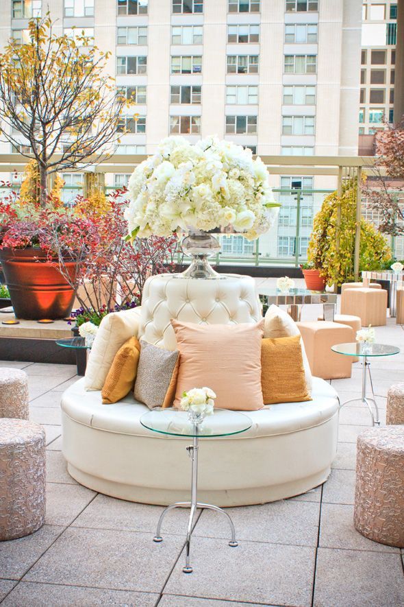 リラックスした花嫁にきゅん♡ゆったりくつろいで撮るカウチウェディングが素敵！にて紹介している画像