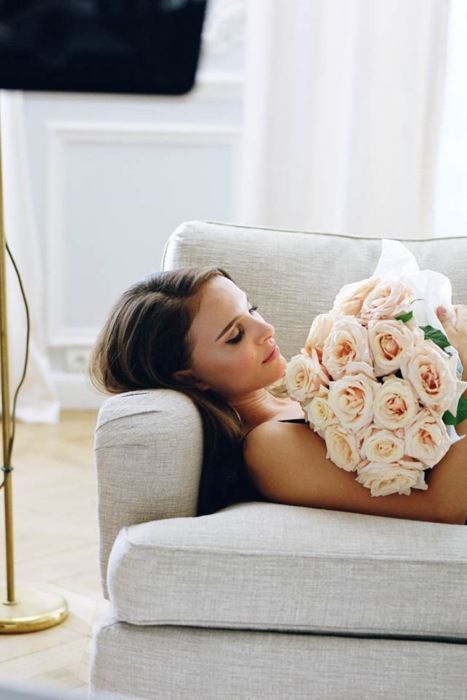 リラックスした花嫁にきゅん♡ゆったりくつろいで撮るカウチウェディングが素敵！にて紹介している画像