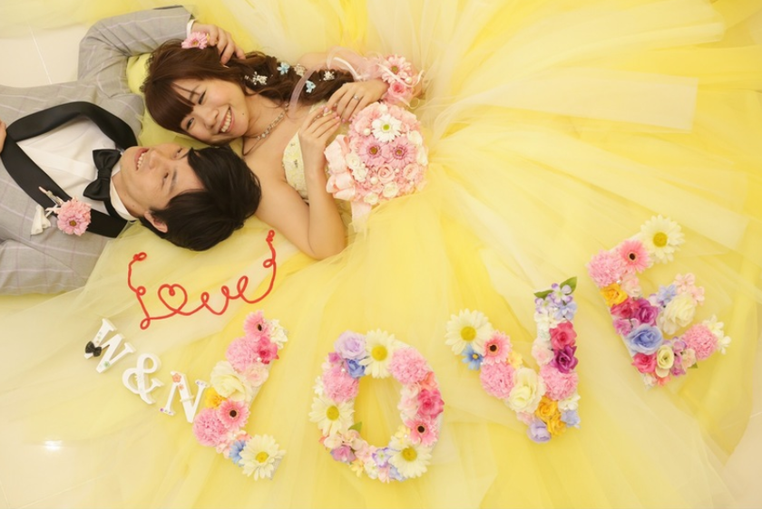 頭を触ったり、腕枕したり♡寝ころびショットを撮るなら【新郎さんの手の位置】が超重要！にて紹介している画像