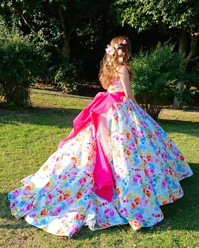 Steal the Spotlight: A Collection of 100% Glamorous All-Over Printed Colored Dressesにて紹介している画像