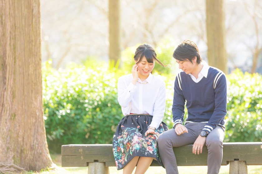 7 Natural Poses for Wedding Photos that Showcase Your Close Bond Without Props 💕にて紹介している画像