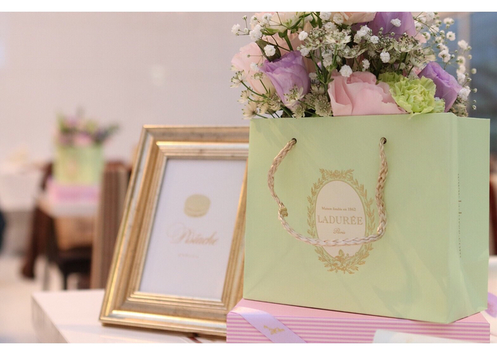 紙袋にお花を入れて飾るゲストテーブル装花 Marry マリー