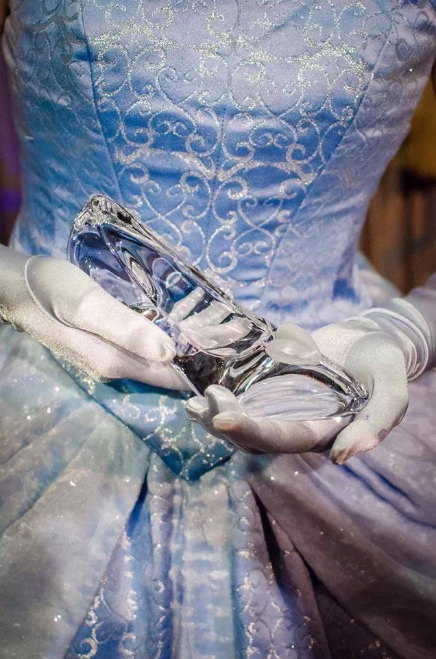 私、魔法に掛けられた？淡いブルーのドレスで、まるでシンデレラ気分のお姫様♡にて紹介している画像