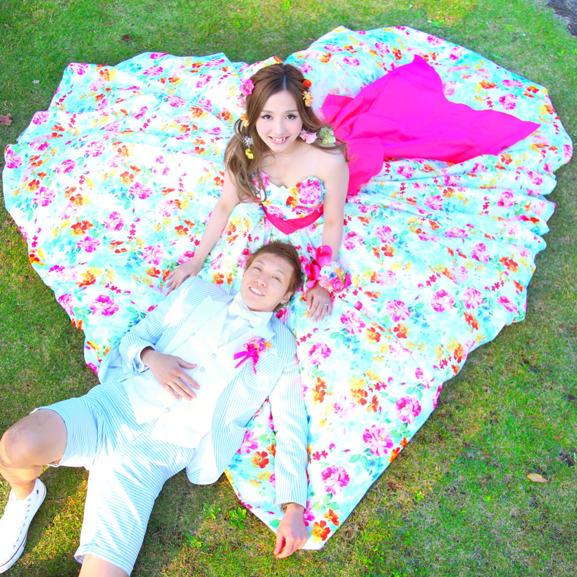 ラブラブ感あふれる♡新郎さんと一緒のお座りショットの撮り方６パターン＊にて紹介している画像