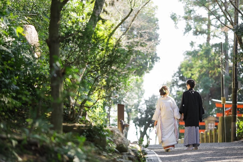 【21ショット】神社での撮影でカメラマンさんにお願いしたいウェディングフォト【総まとめ】にて紹介している画像
