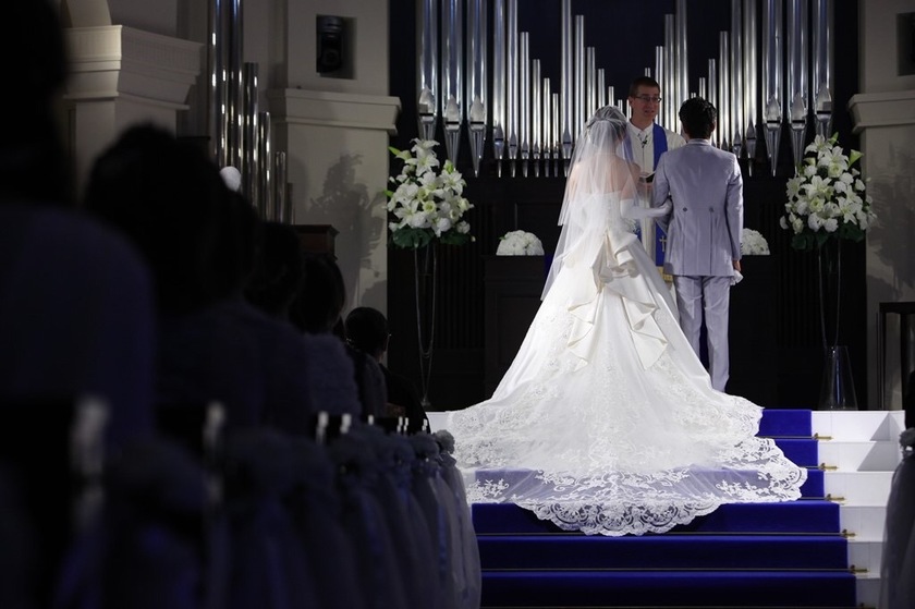 "Don't Forget to Include a Backshot of the Bride Showcasing Her Beautiful Train!"にて紹介している画像