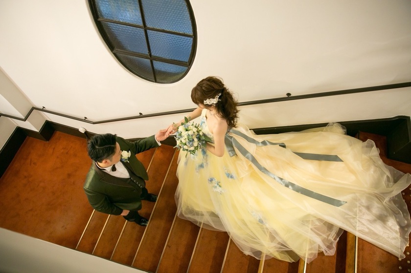 ロマンティックで美しい一枚が残せる。結婚式場の《階段》で撮るウェディングフォトまとめ＊にて紹介している画像