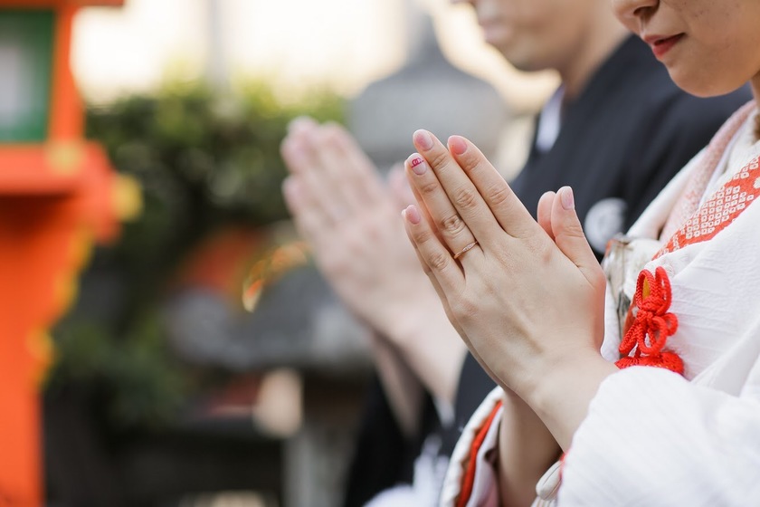 【21ショット】神社での撮影でカメラマンさんにお願いしたいウェディングフォト【総まとめ】にて紹介している画像