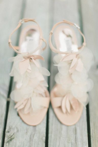 Elevate the Invisible: Style Your White Shoes to Complement Your Dress with Personal Flair!にて紹介している画像