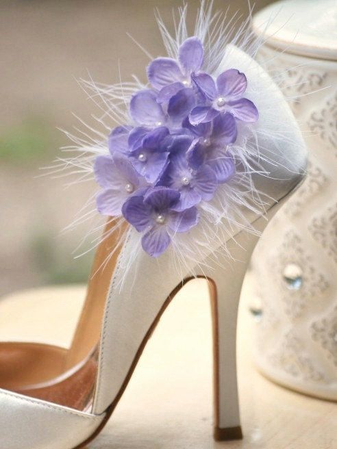 Elevate the Invisible: Style Your White Shoes to Complement Your Dress with Personal Flair!にて紹介している画像