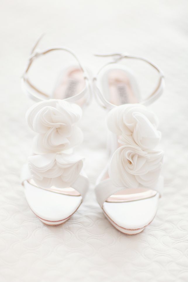Elevate the Invisible: Style Your White Shoes to Complement Your Dress with Personal Flair!にて紹介している画像