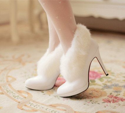 Elevate the Invisible: Style Your White Shoes to Complement Your Dress with Personal Flair!にて紹介している画像