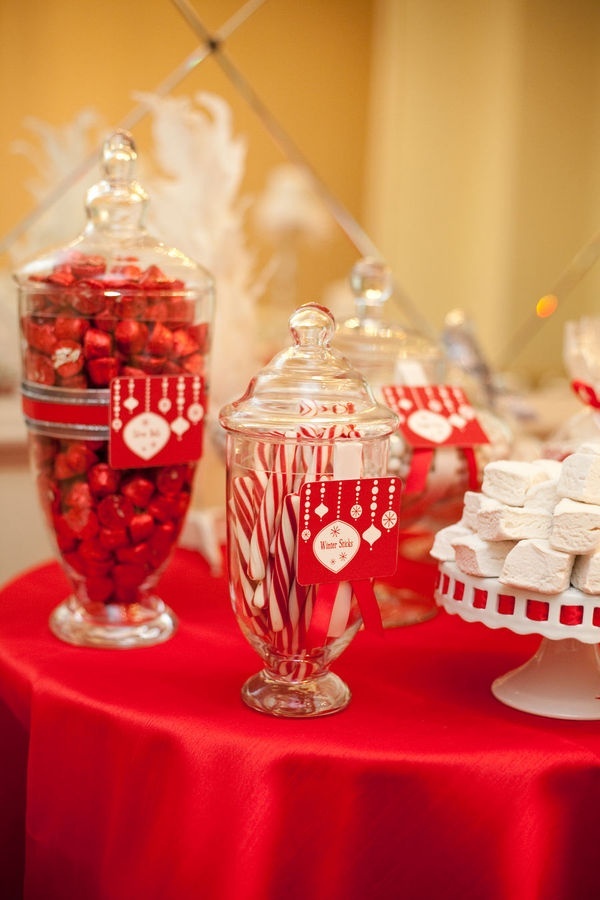 赤がテーマカラー♡ホリディシーズンにぴったりなweddingアイデアいっぱいにて紹介している画像