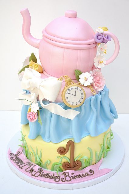 まるでアリスのお茶会♡食べられるティーポットケーキにみんなびっくり！にて紹介している画像