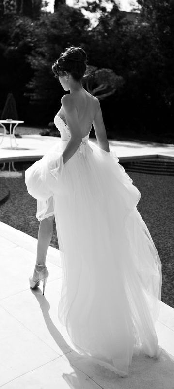 Elevate the Invisible: Style Your White Shoes to Complement Your Dress with Personal Flair!にて紹介している画像